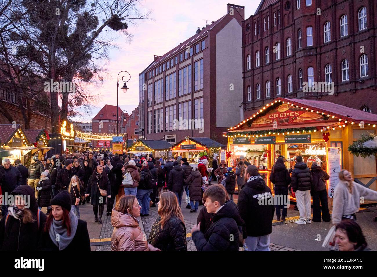 Geschäftiger Nachmittag auf dem weihnachtsmarkt danzig polen Stockfoto