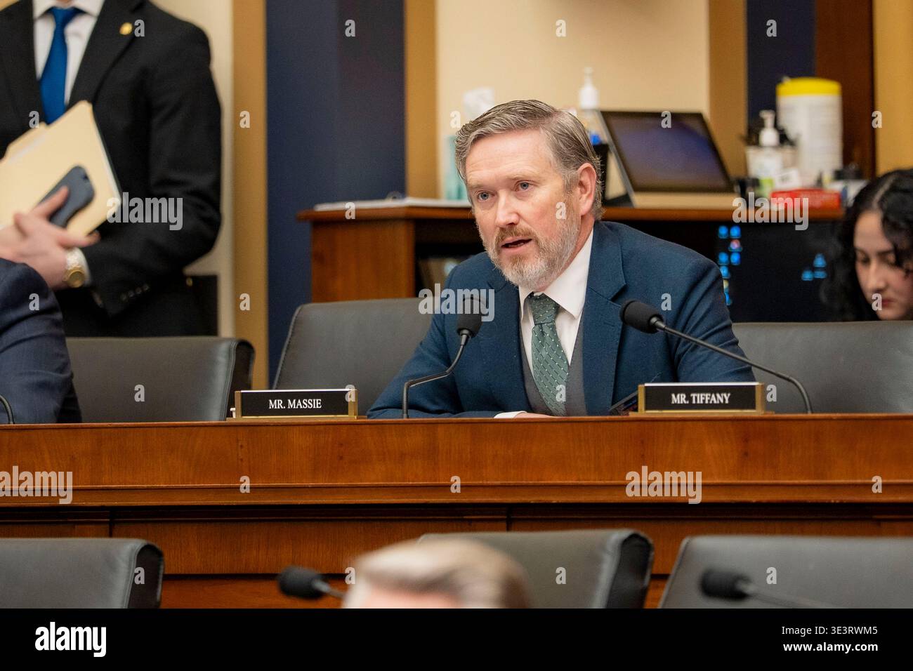 Washington, Usa. März 2026. US-Repräsentant Thomas Massie, R-KY, stellt eine Frage an Kristi Noem, US-Heimatsicherheitssekretärin Kristi Noem, während ihrer Aussage bei der Aufsichtsverhandlung des Justizkomitees im Rayburn House Office Building am 4. März 2026 in Washington, D.C. Noem wurde wegen ihres Umgangs mit den Morden an Renée Good und Alex Pretti kritisiert, ihre Beziehung mit Cory Lewandowski, wobei sie 220 Millionen US-Dollar an staatlichen Geldern für Fernsehwerbung ausgab und 300 Millionen Dollar für drei private Privatnachrichten Stockfoto