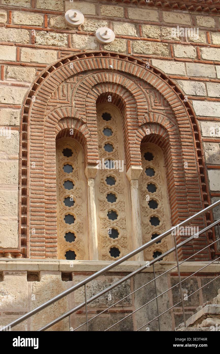 Byzantinische Fassadenbogenfenster August 2024 Nahaufnahme des antiken Ziegelwerks Athen Griechenland Stockfoto