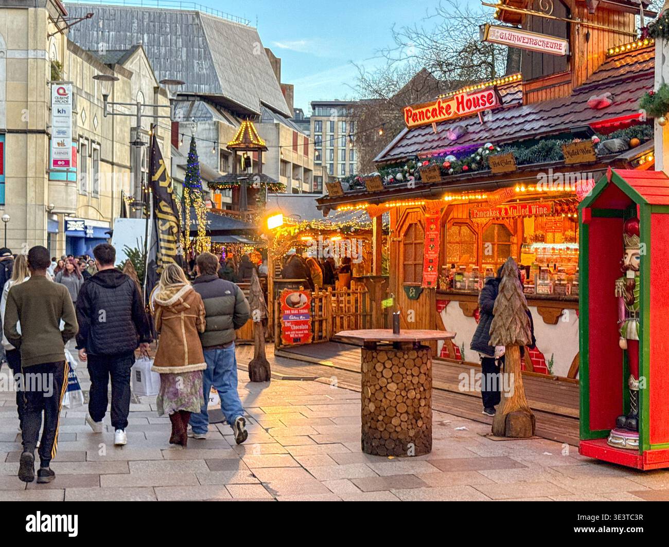 Cardiff, Wales, Vereinigtes Königreich - 3. Dezember 2025: Besucher gehen durch den Cardiff Christmas Market im Stadtzentrum Stockfoto