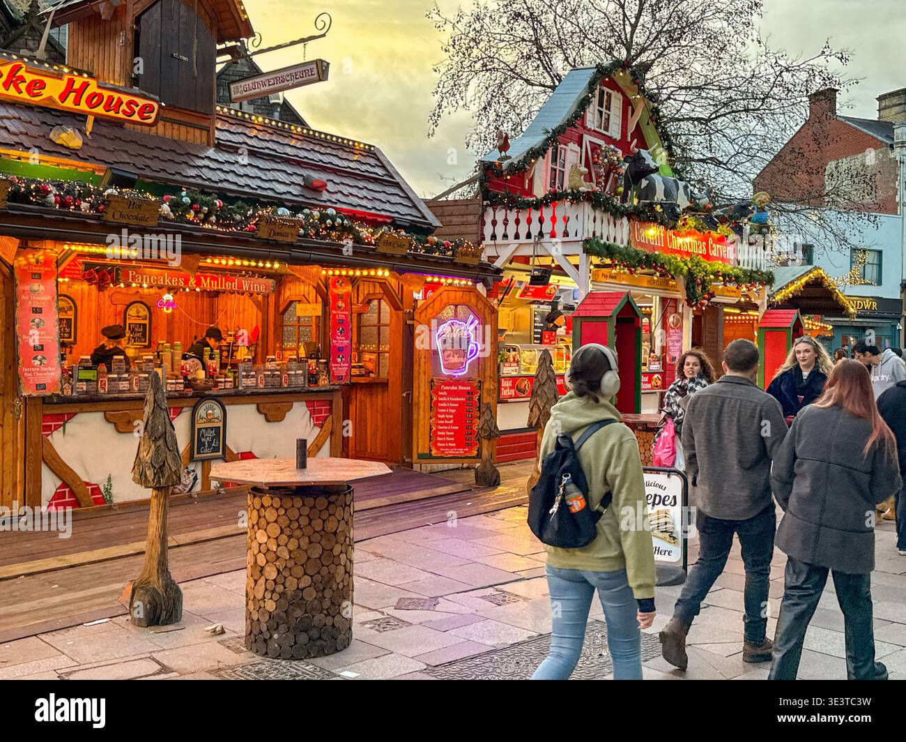 Cardiff, Wales, Vereinigtes Königreich - 3. Dezember 2025: Besucher gehen durch den Cardiff Christmas Market im Stadtzentrum Stockfoto
