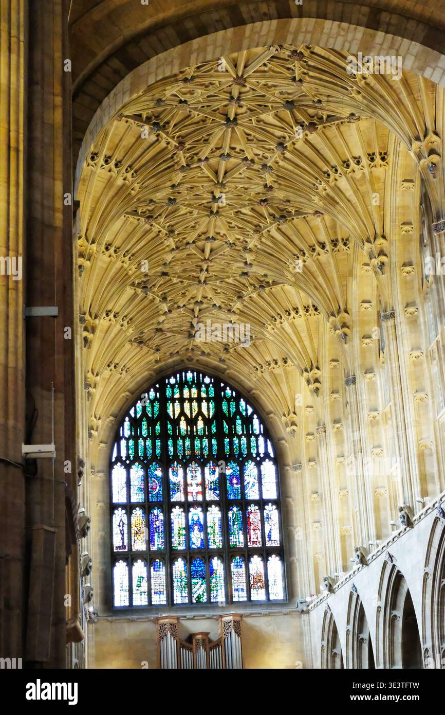 Die Decke und das Westfenster in Sherborne Abbey, Sherborne, Dorset, Großbritannien Stockfoto