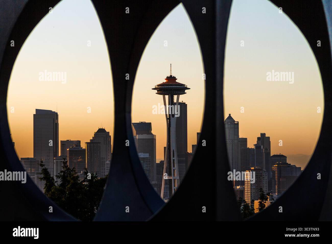 Die Skyline von Seattle wurde bei Sonnenaufgang durch die Skulptur „Changing Form“ im Kerry Park eingerahmt. Stockfoto