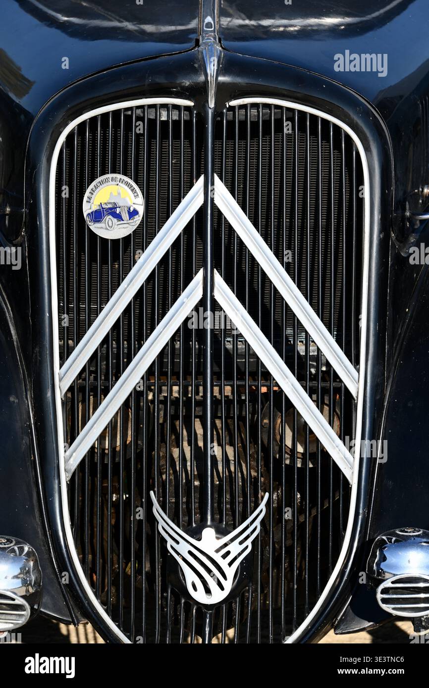 Kühlergrill eines französischen Citroen Traction Avant Motorwagens oder Motorwagens in Vintage oder Classic Black, hergestellt zwischen 1934 und 1957. Stockfoto