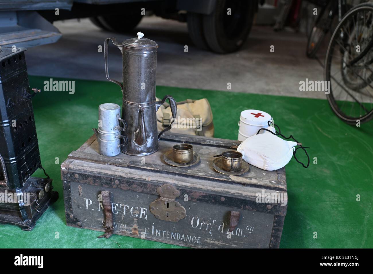 Französische Armeeverpflegung und erste-Hilfe-Set mit Teekanne, Bechern und Billy-Dosen, geliefert vom Intendance Militaire Service (ca. 2. Weltkrieg) Stockfoto