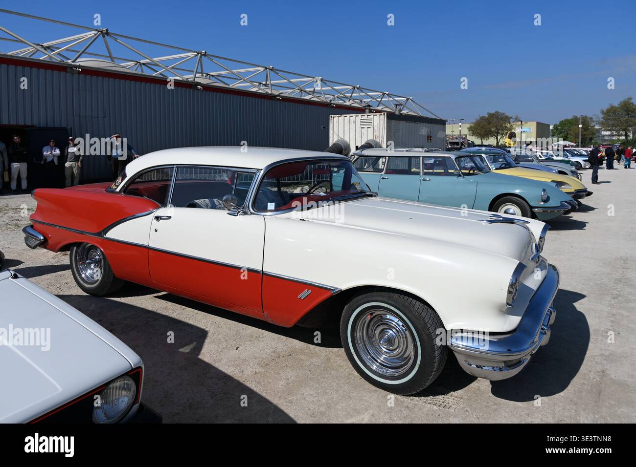 Rot-weißes Oldsmobile Super 88 Holiday Coupé 1956 Modell. Hergestellt von GM Motors von 1954 bis 1956. Stockfoto