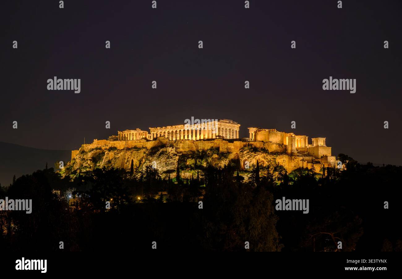 Beleuchteter Blick auf die Akropolis in der Abenddämmerung, mit dem Parthenon mit Blick auf die Stadt Athen, Griechenland Stockfoto