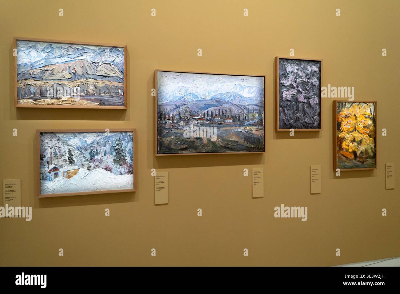 Fünf Ölgemälde von Zhanatay Shardenov an der Galeriewand des Almaty Museum of Arts Stockfoto