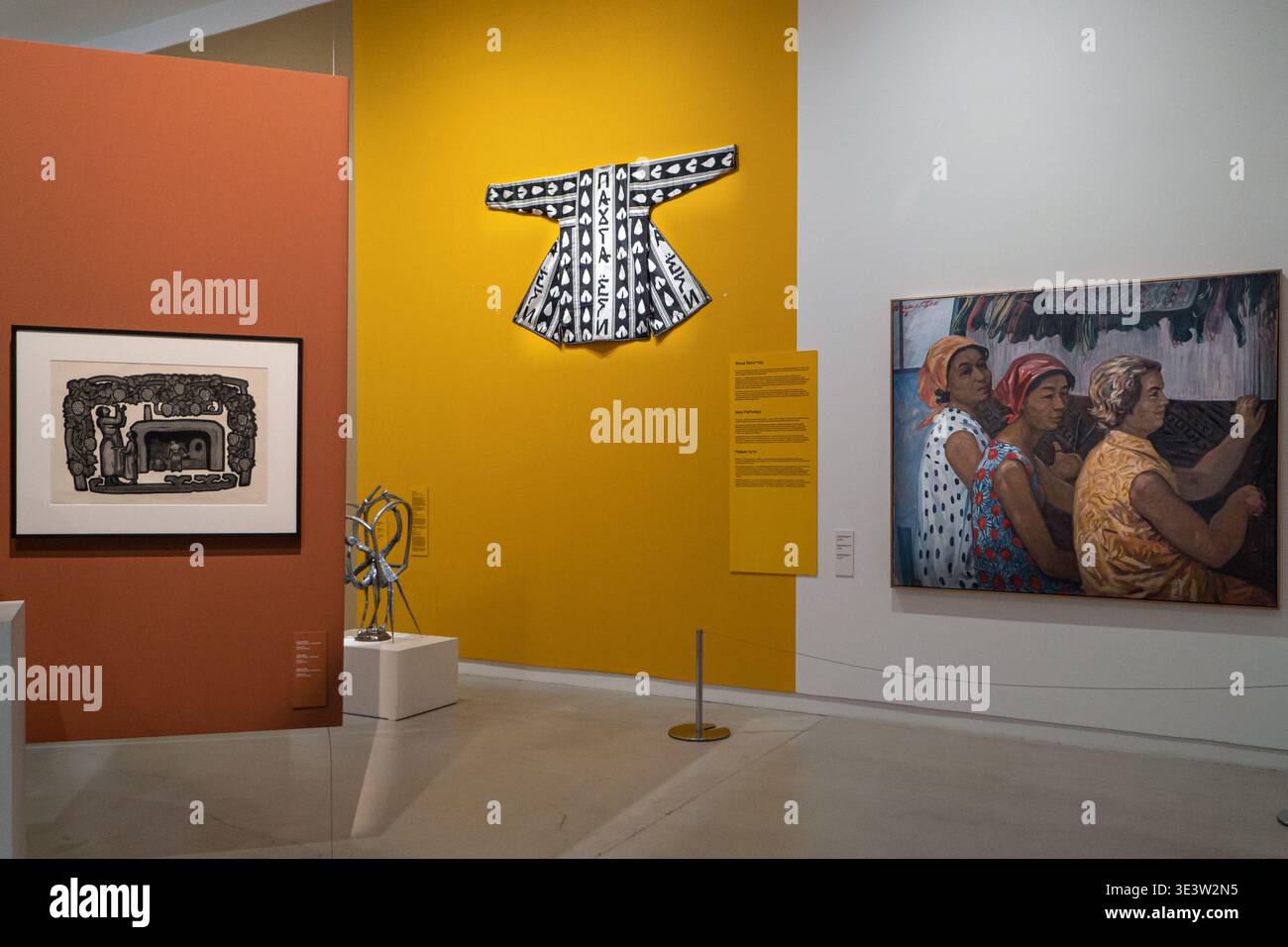 Zeitgenössische Kunstgalerie mit Denim-Textil-Installation und Ölgemälde im Almaty Museum of Arts Stockfoto