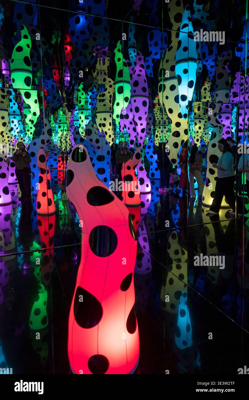 Yayoi Kusama Love nennt rote beleuchtete Skulptur, die sich in Unendlichkeitsspiegeln spiegelt, Almaty Stockfoto
