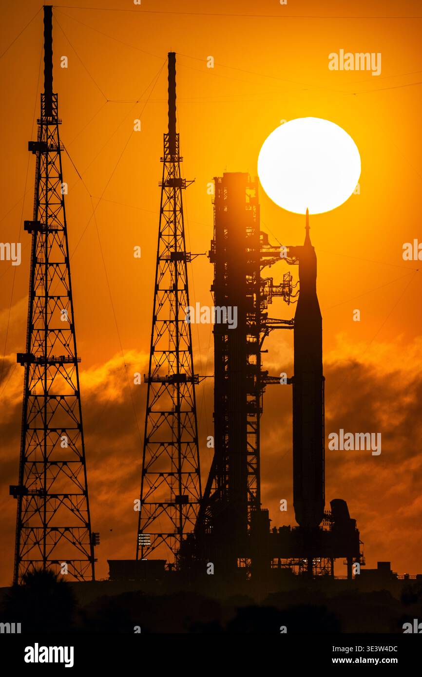 Die Sonne geht hinter Artemis II im Kennedy Space Center auf. Stockfoto