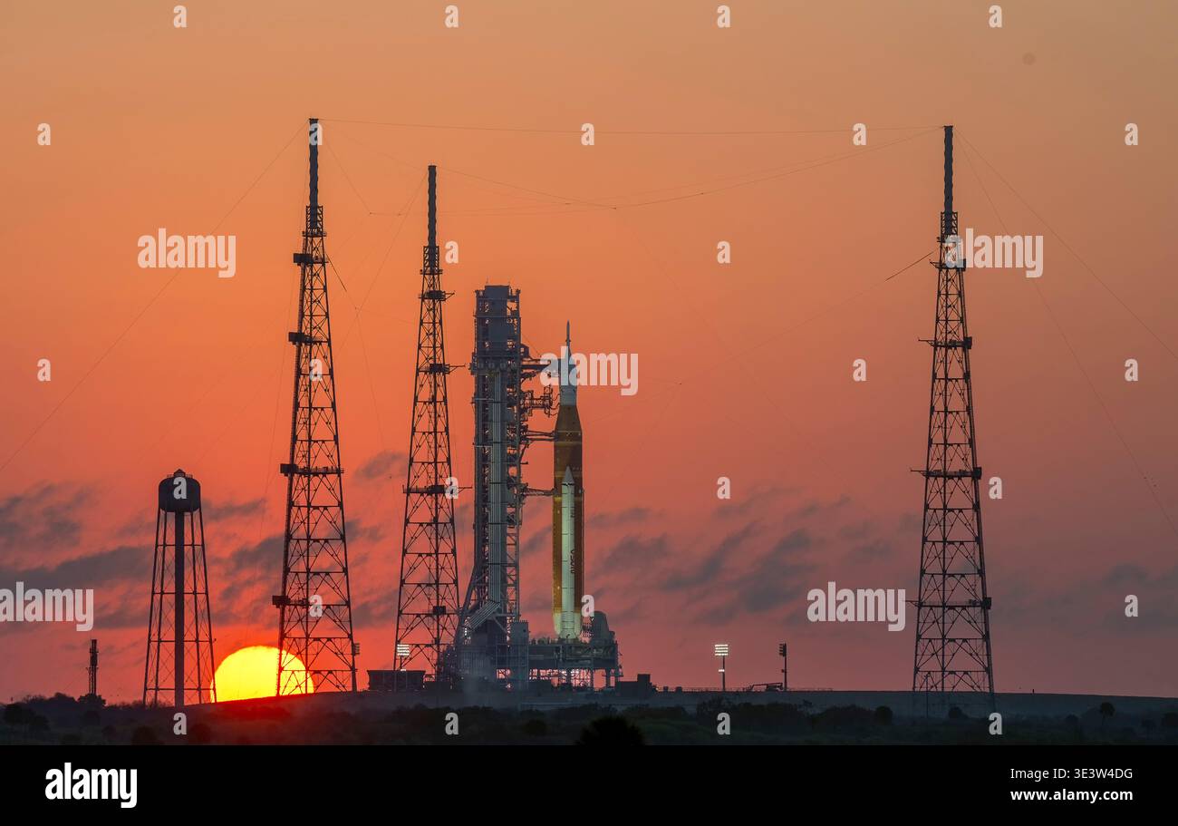 Die Sonne geht hinter Artemis II im Kennedy Space Center auf. Stockfoto