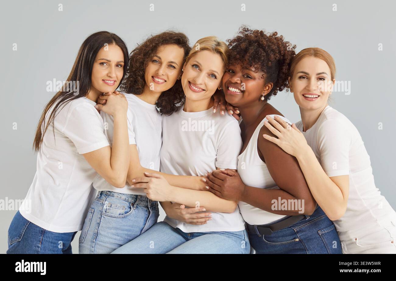 Weibliche Freundschaft, Multi ethnisch freundliche Gruppe glücklicher erfolgreicher, selbstbewusster, schöner Frauen Stockfoto