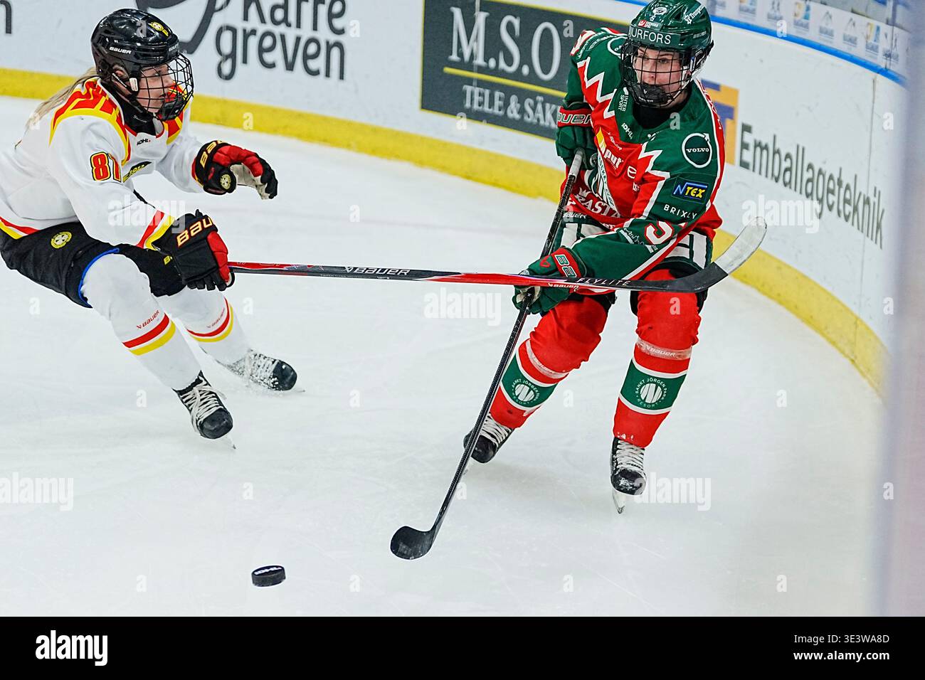 GÖTEBORG, SCHWEDEN 20260324Brynäs's Anna Brenkle (TV) und Frölundas Nathalie Lidman während des zweiten Spiels im SDHL-Finale zwischen Frölunda HC und Brynäs IF in Skandinavien. Foto: Björn Larsson Rosvall/TT/Code 9200 dieser Text ist automatisch übersetzt Credit: TT News Agency/Alamy Live News Stockfoto