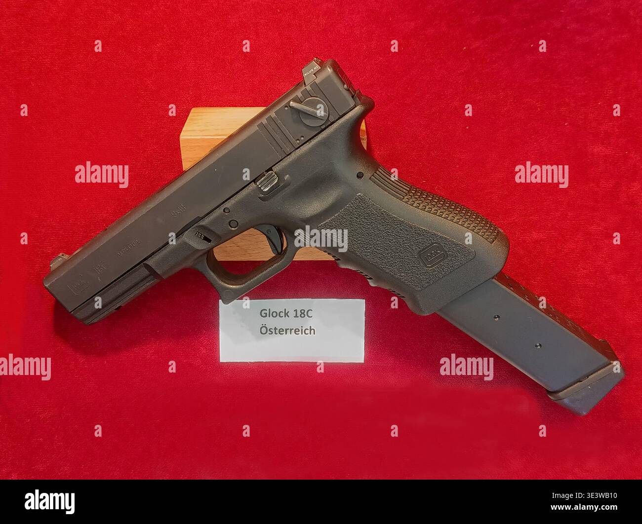 Österreich, Wien, 26. Oktober 2025, automatische Glock 18C Handfeuerwaffe aus Österreich auf Ausstellung. Stockfoto