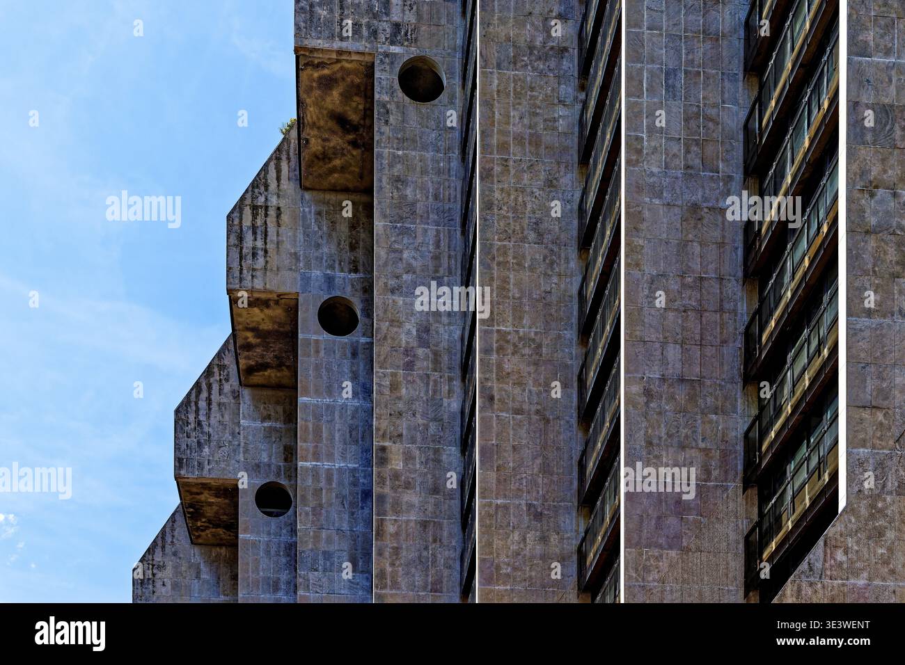 Brutalistisches Gebäude mit massiven Betonformen und struktureller Gestaltung, Montpellier, französische Mittelmeerküste, Region Occitanie, Departements Herault Stockfoto