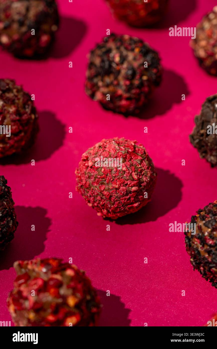 Exquisite handgemachte Schokoladentrüffel mit getrockneten Beeren und Früchten, die eine köstliche Kombination aus Texturen und Aromen bieten. Perfekt für unterwegs Stockfoto