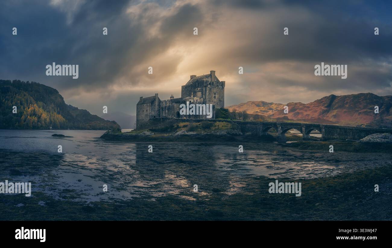 Eilean Donan Castle steht majestätisch an der Stelle, an der sich drei Lochs in den schottischen Highlands treffen. Umgeben von einer atemberaubenden Landschaft bietet es einen Einblick in SCO Stockfoto