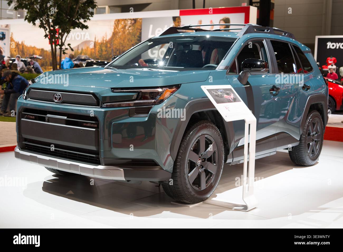 Toyota RAV4 2026 SUV wurde auf einer Autoshow vorgestellt. Modernes, kompaktes Crossover-Design mit aktualisiertem Design, präsentiert zusammen mit offiziellen Informationen Stockfoto