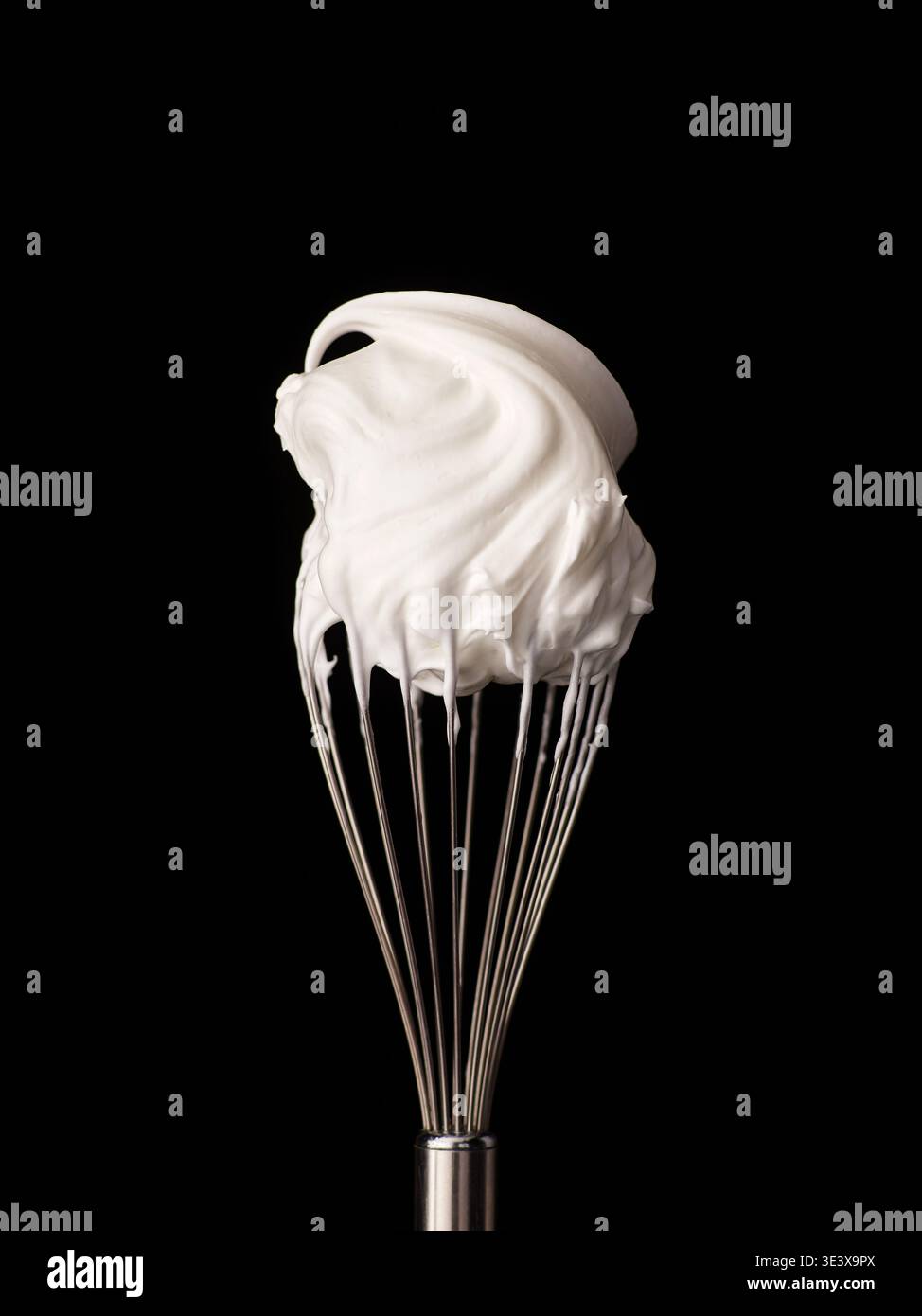 Ballonquirl mit roher Meringue auf schwarzem Hintergrund beschichtet Stockfoto