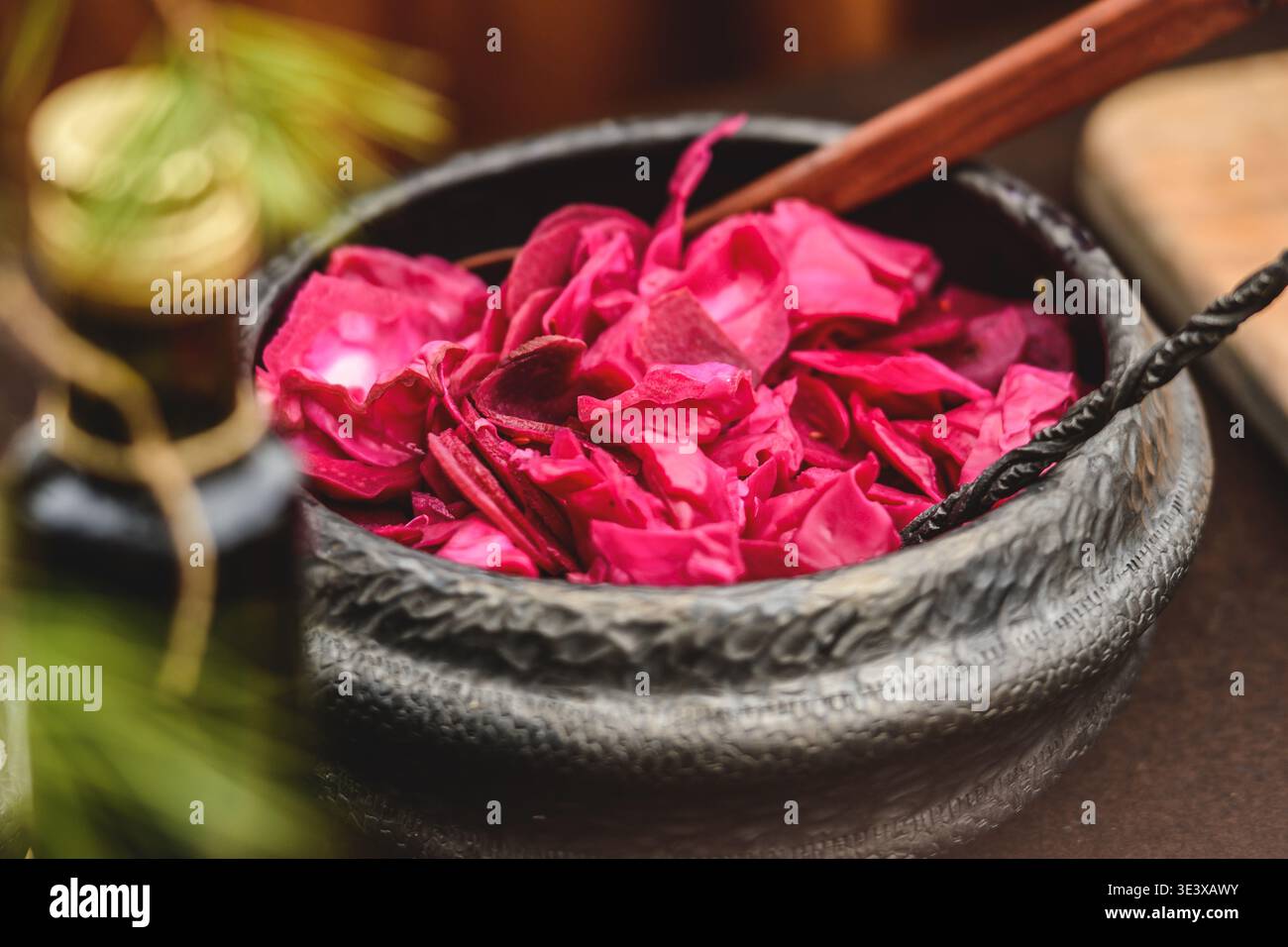 Rosa eingelegter Kohl-Salat in einer Schüssel, ein lebendiger, knuspriger, schnell fermentierter Kohl, gefärbt mit Roter Bete, oft mit Knoblauch und Essig Stockfoto