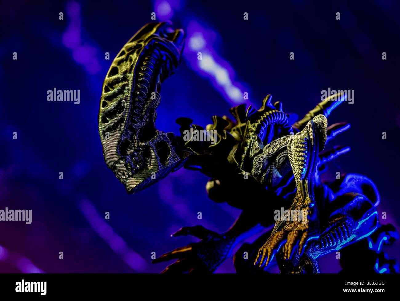 Eine neugierige außerirdische Spielzeugfigur erkundet die Umgebung und hält ein verspieltes Science-Fiction-Konzept fest. Stockfoto
