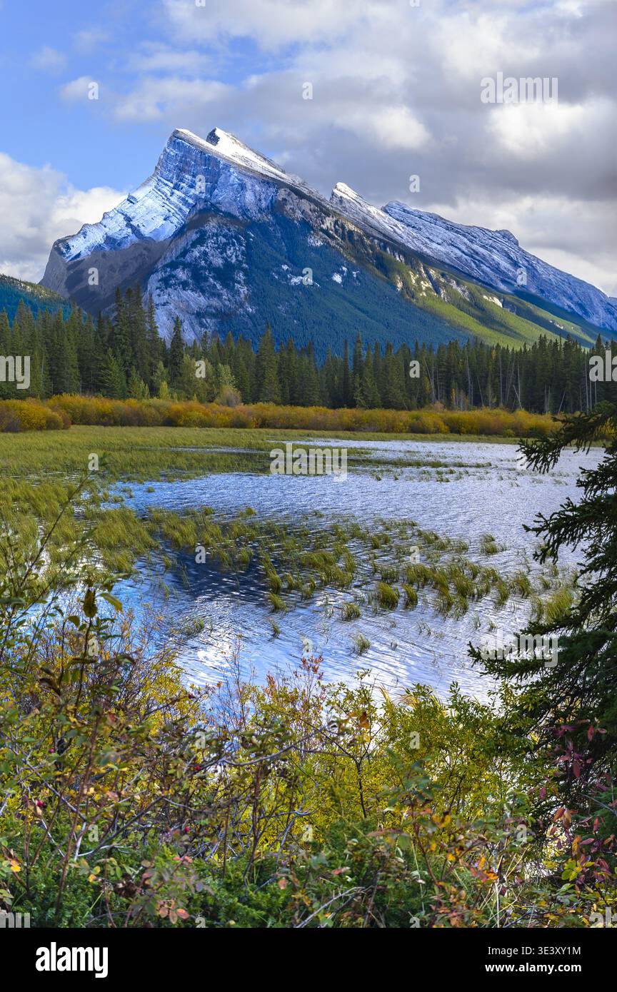 Mount Rundle und Vermilion Lake Portrait, aufgenommen im Herbst mit Schnee auf der Bergspitze in Banff, Alberta Stockfoto