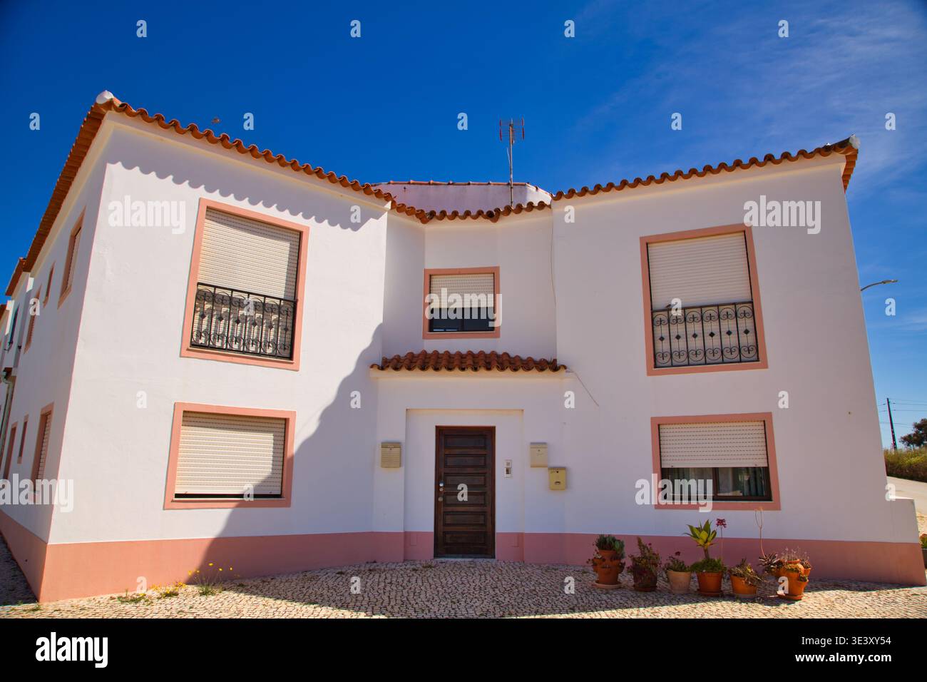 Weißes Zweistöckiges Portugiesisches Haus Mit Terrakotta-Dach Unter Blauem Himmel Auf Dem Fishermans Trail Stockfoto