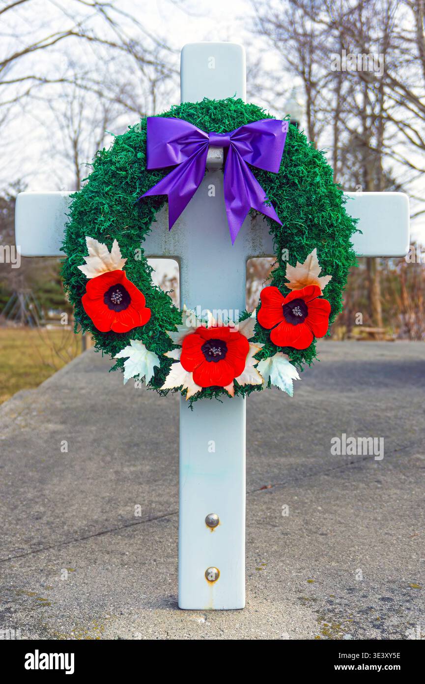 Remember Day Wreath mit legendärem roten Mohn im Cenotaph in Seaforth Ontario. März 2026. Stockfoto