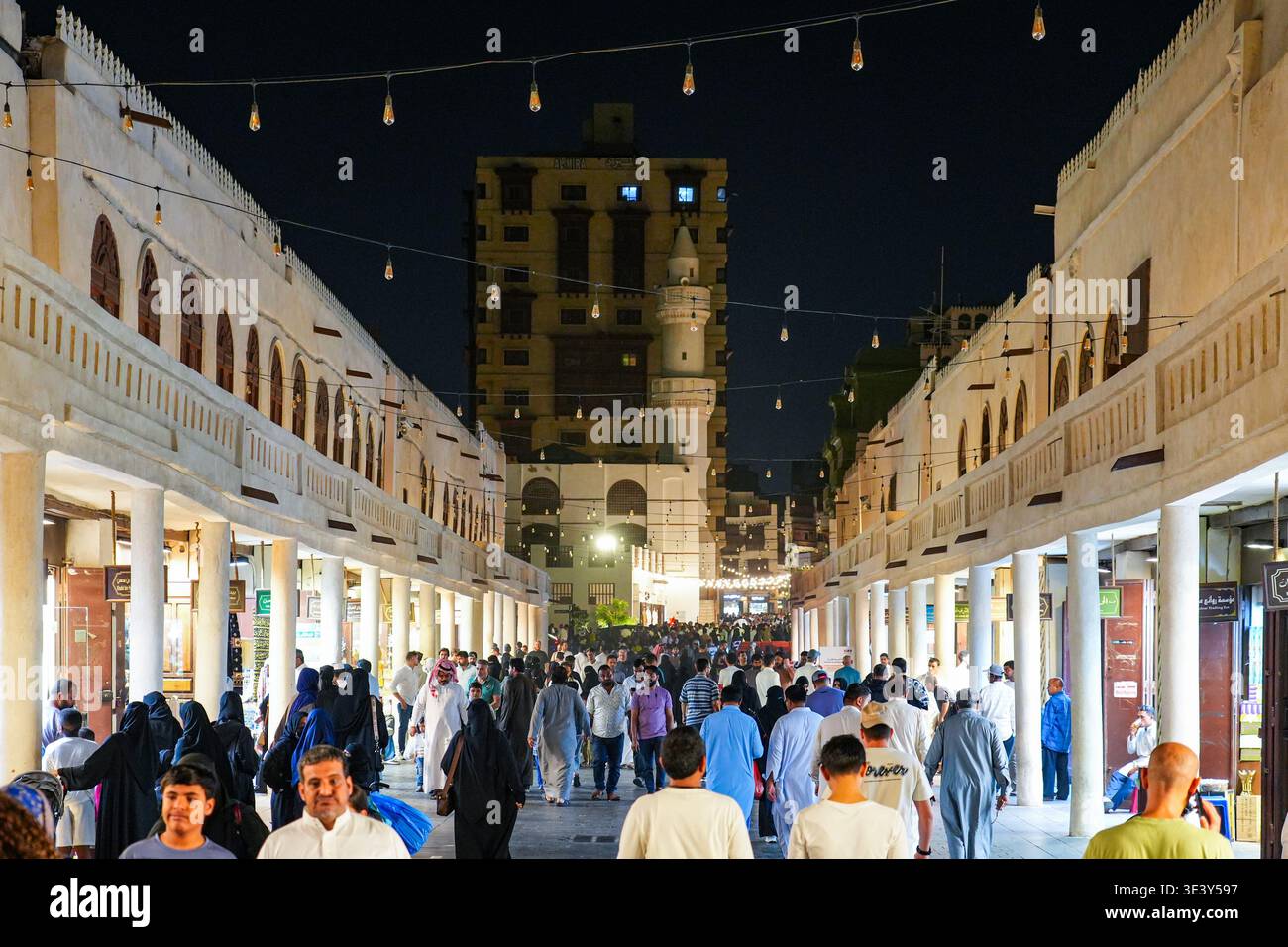 Hektisches Nachtleben und Straßenmarkt im historischen Al-Balad, der Altstadt von Dschidda, Saudi-Arabien Stockfoto
