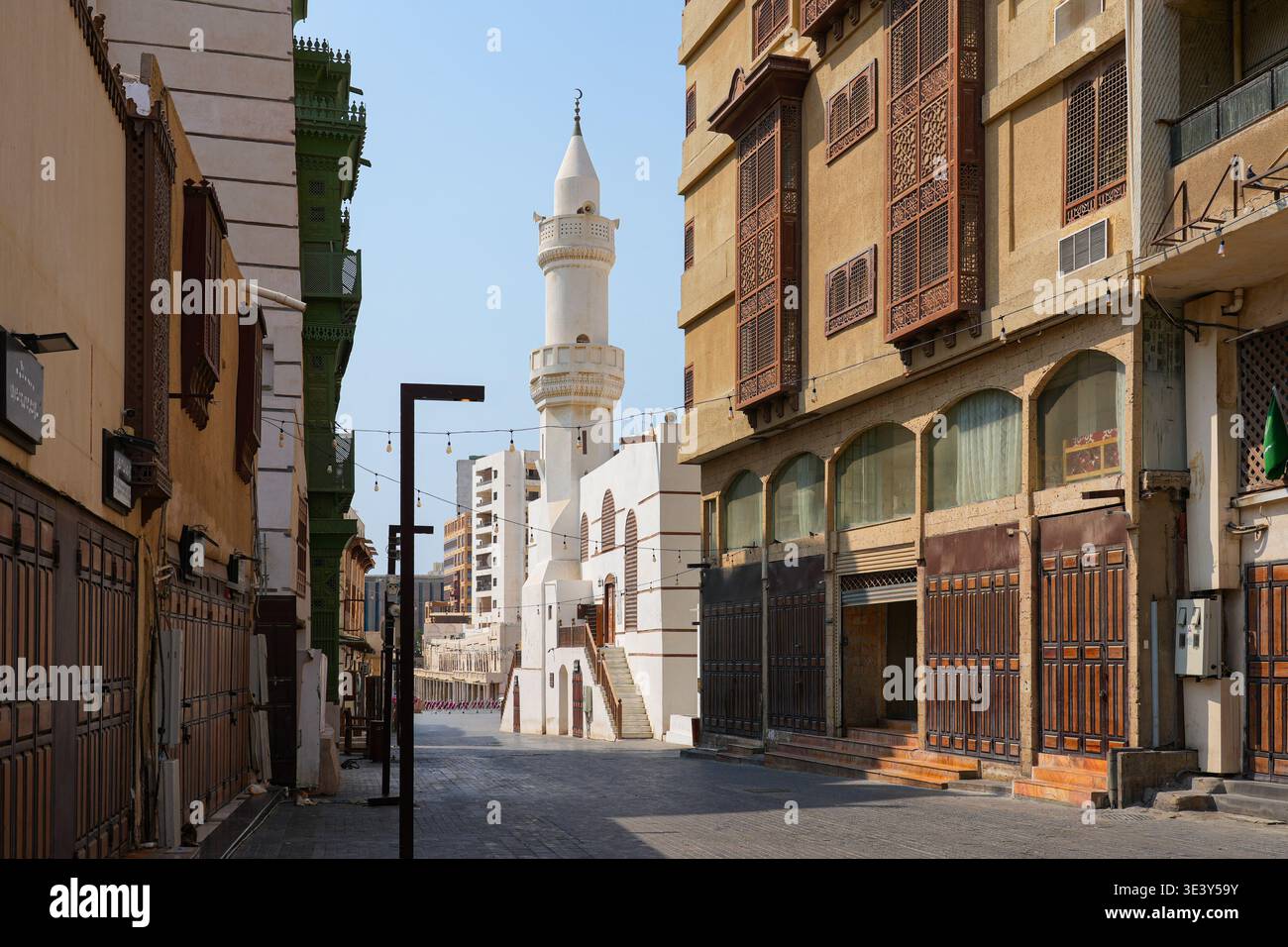 Die historische Al Ma'amar Moschee und die grünen Roshan Balkone in Al Balad, der Altstadt von Dschidda in Saudi-Arabien Stockfoto