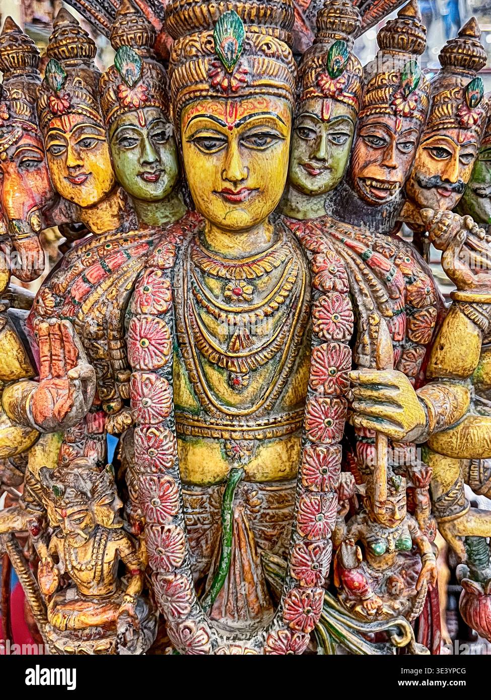 Vishnu, ein hinduistischer Gott, ist in dieser Holzschnitzerei mit mehreren seiner Inkarnationen auf jeder Seite dargestellt. Stockfoto