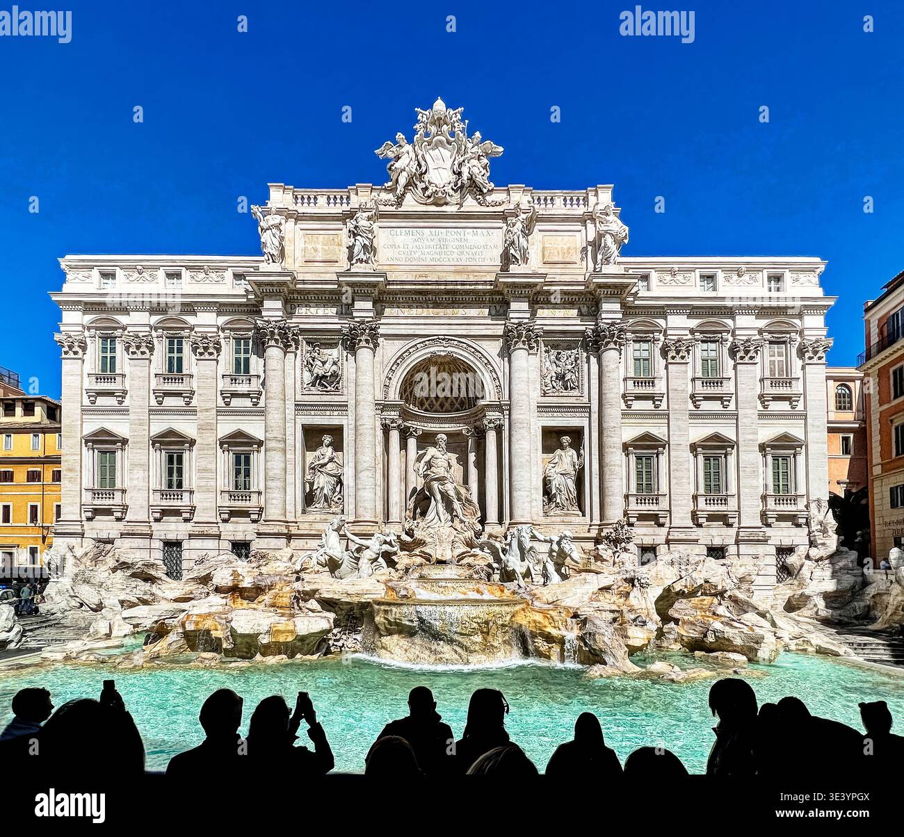 Anonyme Silhouetten von Menschen, die das historische Wahrzeichen des Trevi-Brunnens in Rom betrachten. Stockfoto