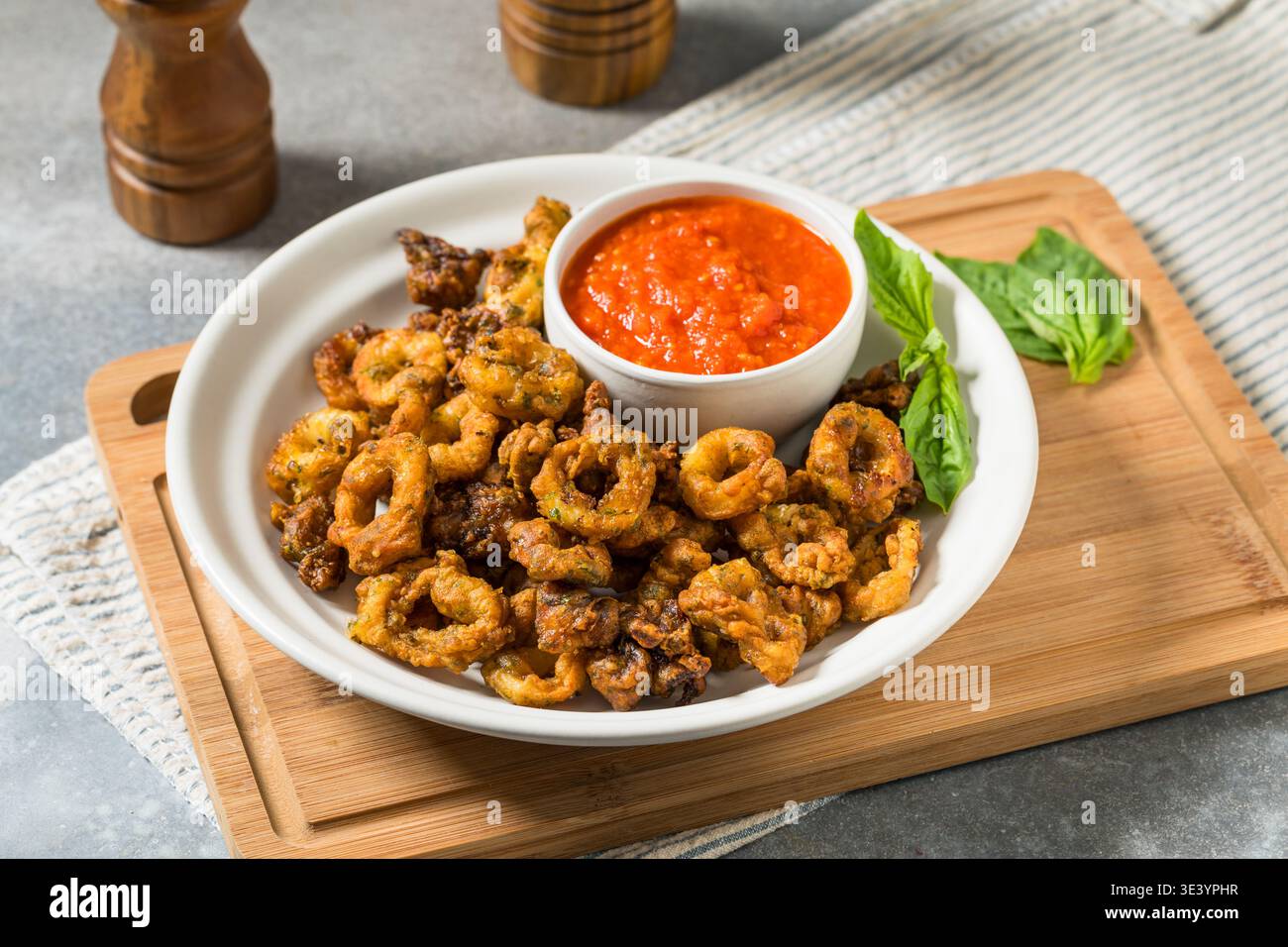 Hausgemachte italienische Paprika Calamari mit Marinara-Sauce Stockfoto