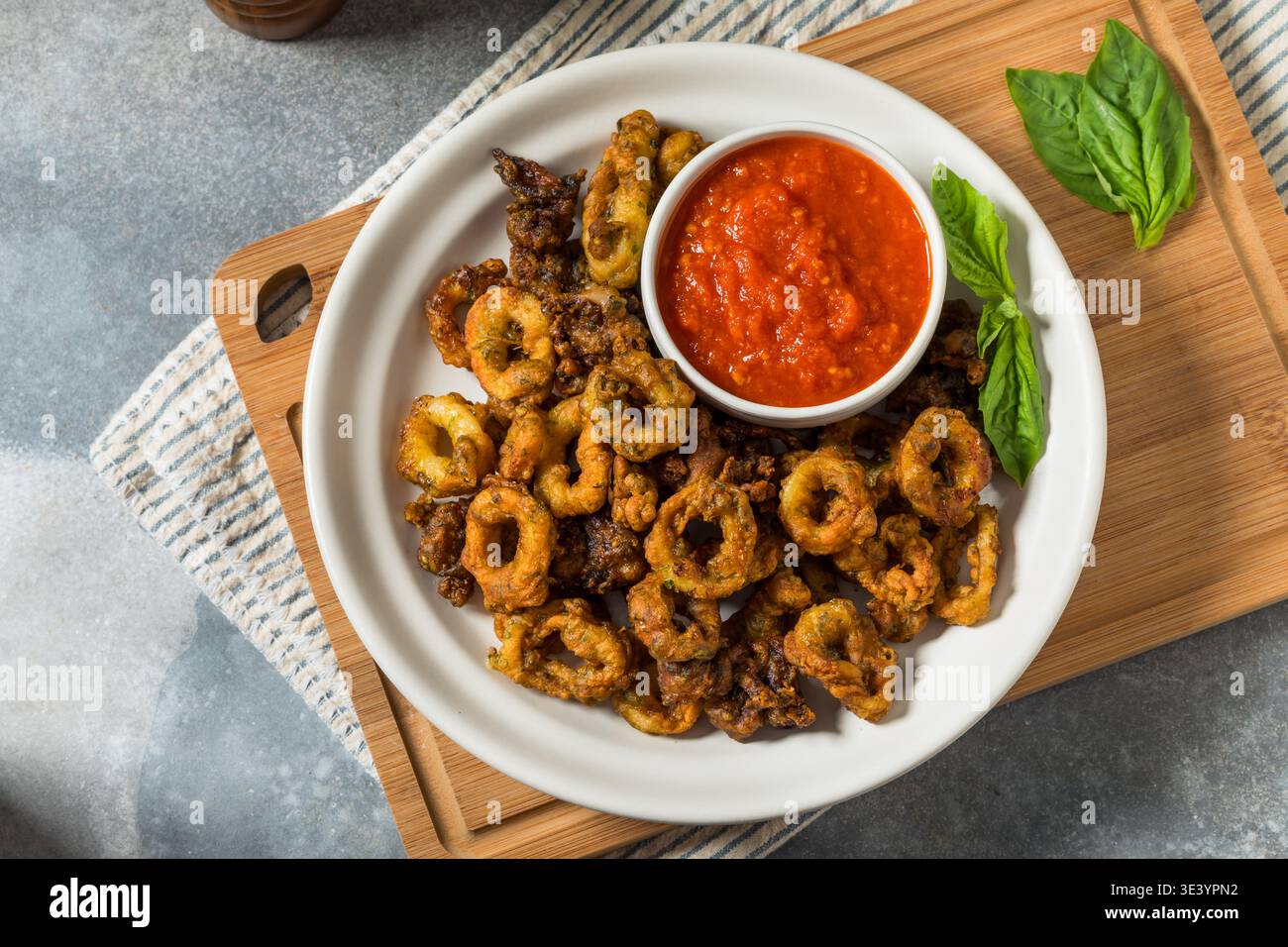 Hausgemachte italienische Paprika Calamari mit Marinara-Sauce Stockfoto