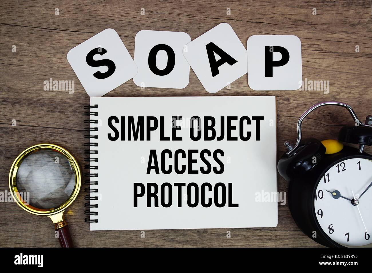 SOAP Simple Object Access Protocol Text auf Notizblock mit Lupe und Wecker auf hölzernem Hintergrund geschrieben Stockfoto