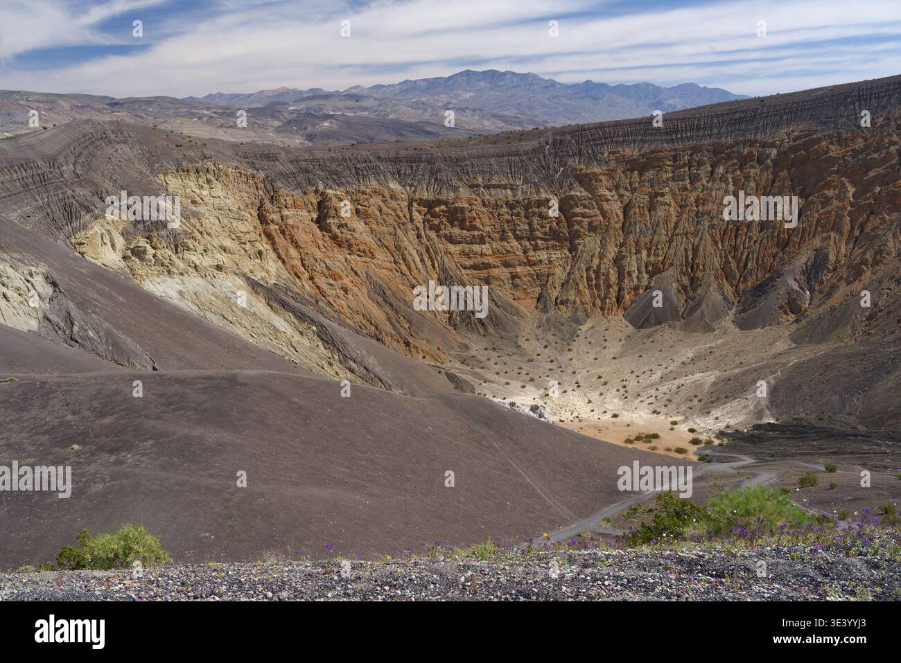 Blick von oben auf den vulkanischen Ubehebe-Krater, umgeben von Wüstengelände, Death Valley National Park, Kalifornien. Stockfoto