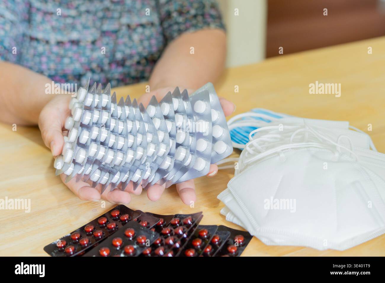 Nahaufnahme der Hände einer älteren Frau, die Pillen und Medikamente in der Hand hält. Medizin und Behandlungskonzept. Angeborene Erkrankung, Diabetes conce Stockfoto