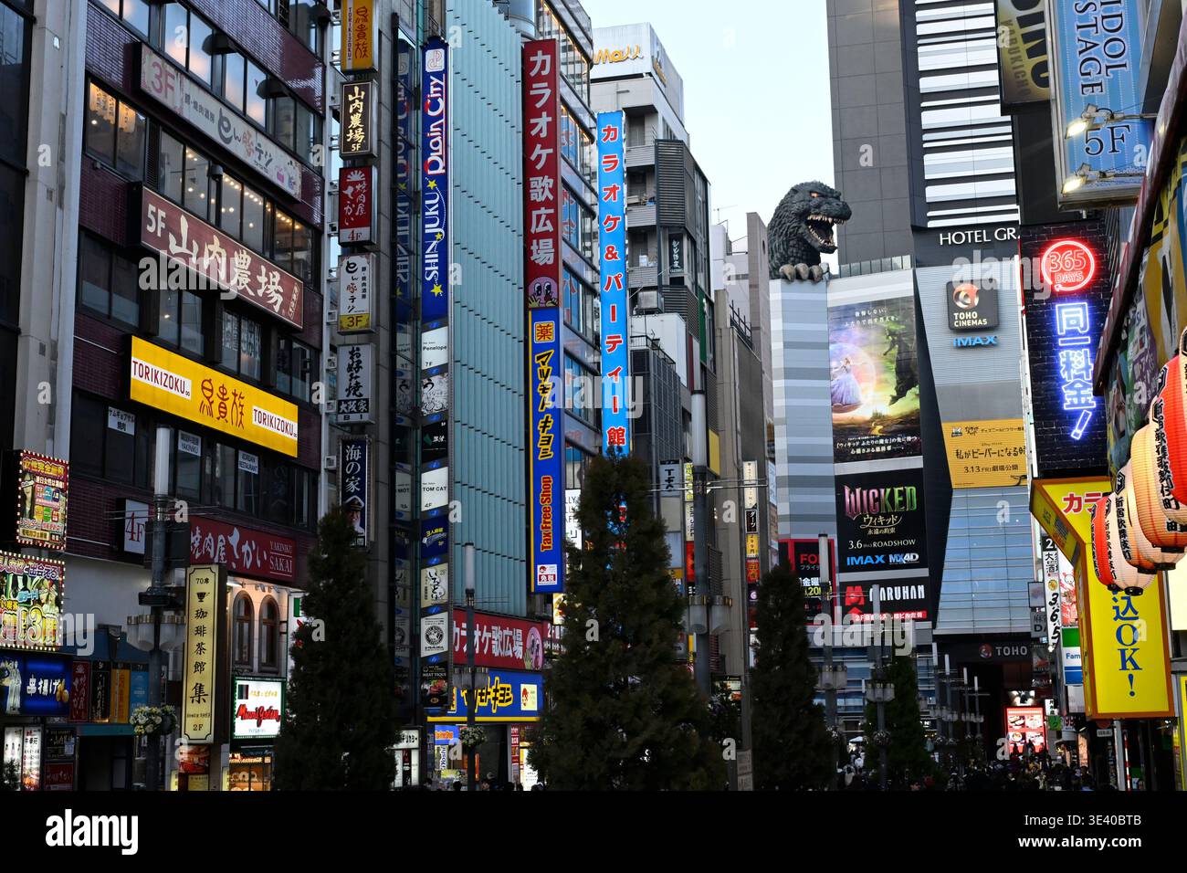 Godzilla geht in die Shinjuku Street, Tokio, Japan. Stockfoto