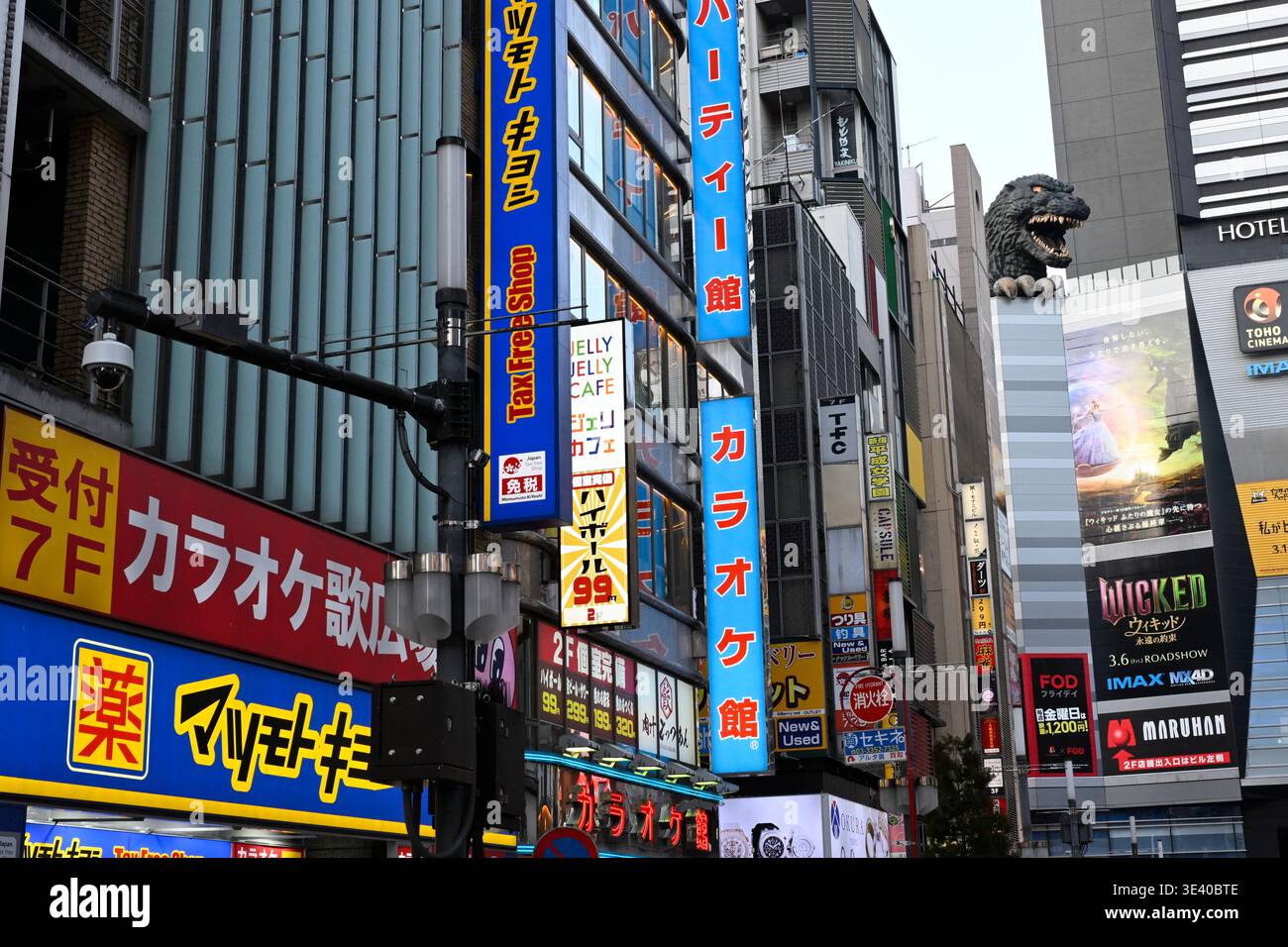 Godzilla geht in die Shinjuku Street, Tokio, Japan. Stockfoto