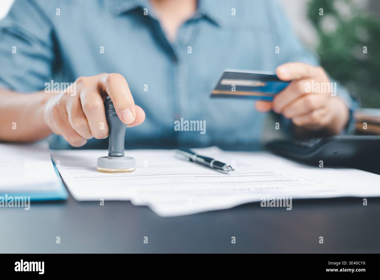 Geschäftsmann Handstempel Genehmigung auf Papier zur Genehmigung von Finanzgeschäften. Man hat den Genehmigungsvertrag akzeptiert. Maklermanager unterzeichnen Gegenwert Stockfoto