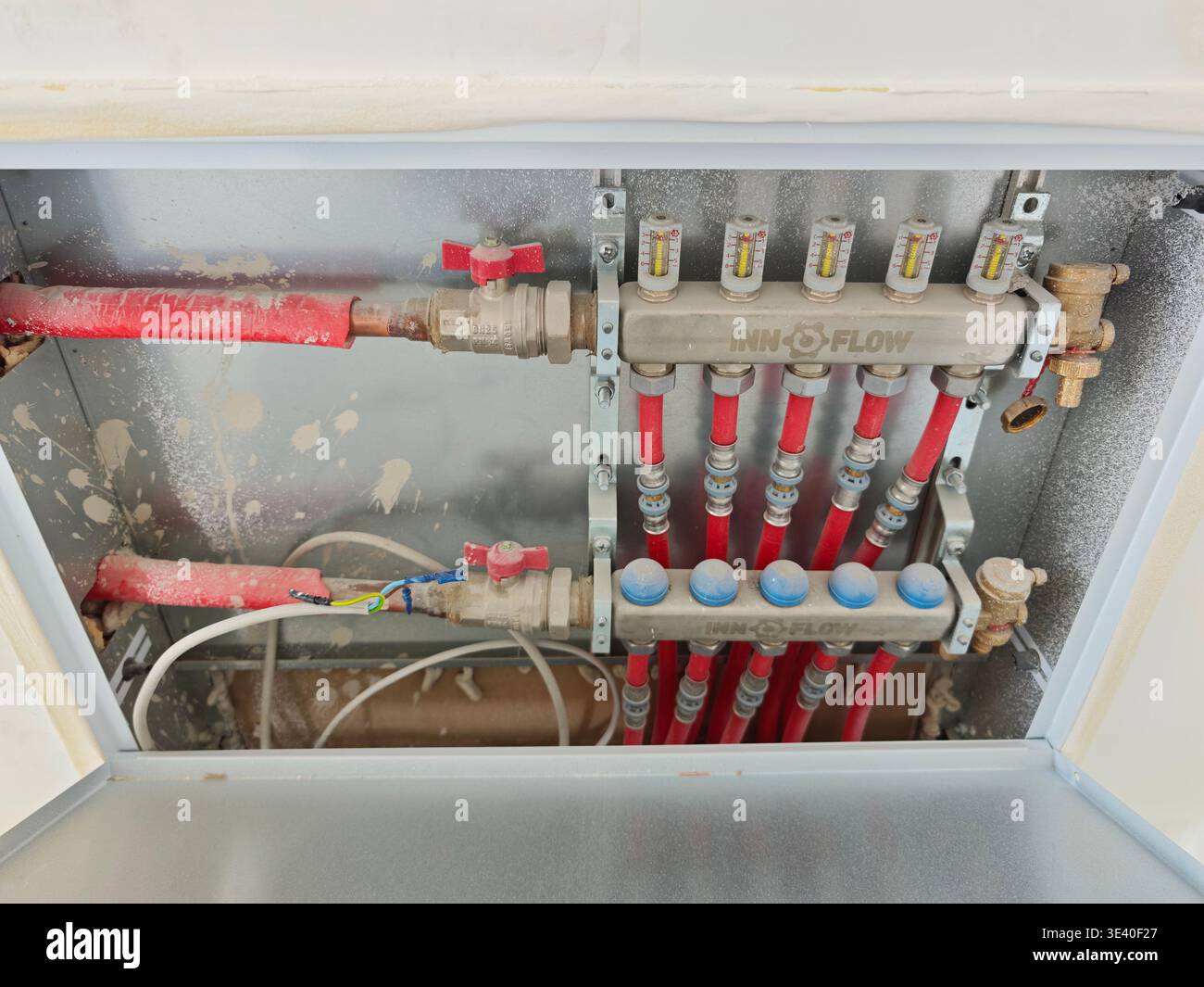 Einbau Der Red Pex-Leitungen Des Inn-Durchflusskrümmers Stockfoto