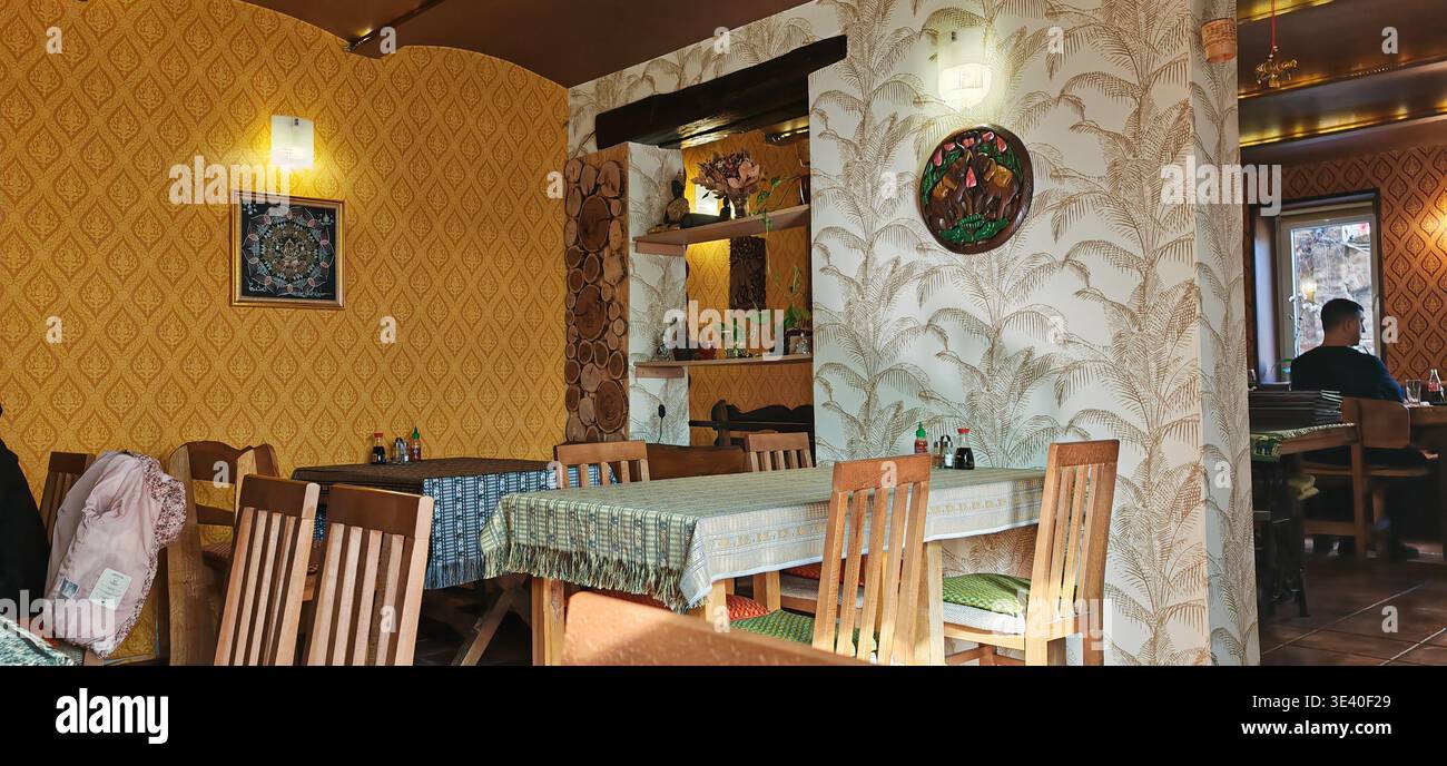 Gemütliches Restaurant Innere Holzstühle Gemusterte Wände Stockfoto