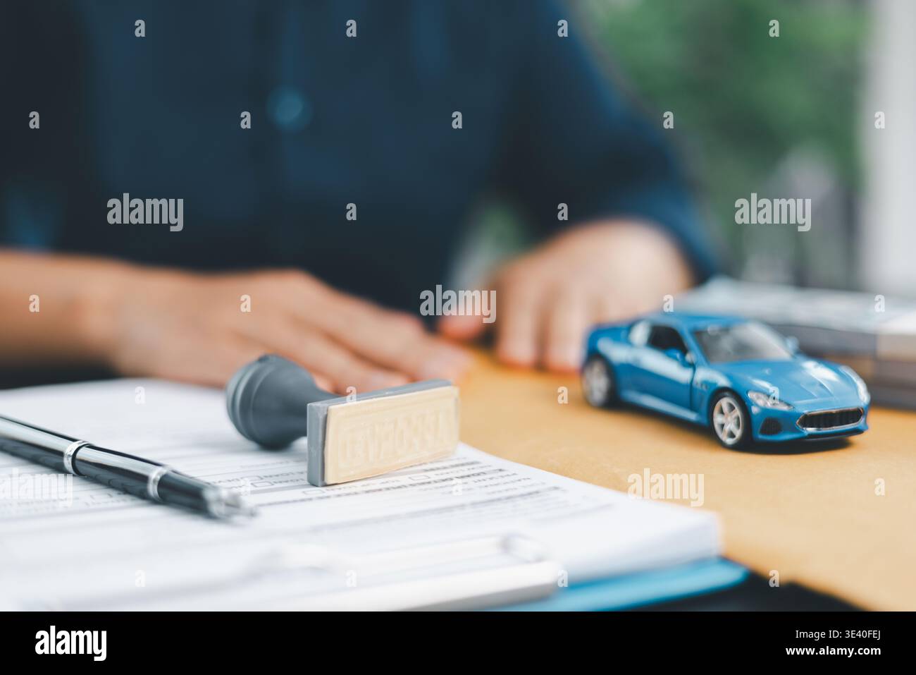 Geschäftsfrau-Handstempel-Genehmigung auf Papier für Finanzgeschäftserlaubnis. Man Hand akzeptiere den Genehmigungsvertrag. Maklermanager unterzeichnen Kontrakt Stockfoto