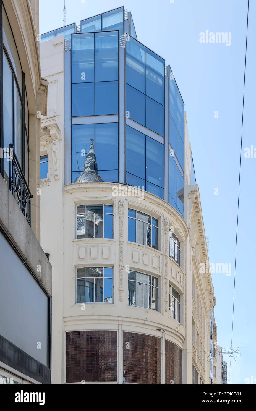 Stadtbild mit Reflexen der alten Kuppel auf Glasfenstern der restaurierten historischen Bauwerke an der avenida Florida in argentinischer Hauptstadt, aufgenommen in hellen Su Stockfoto