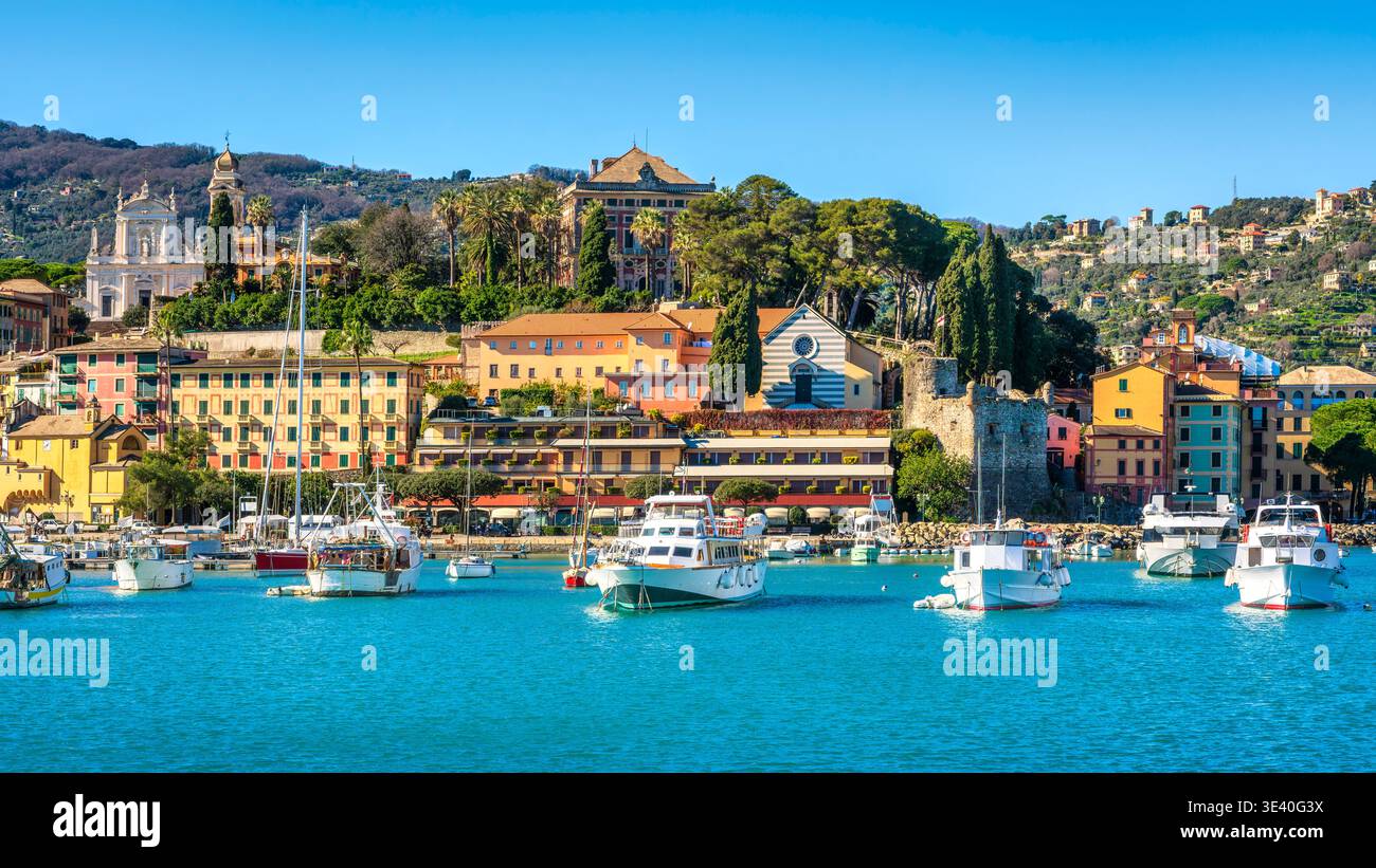Blick auf Santa Margherita Ligure vom Meer. Traditionelle Fischerboote im Vordergrund mit farbenfrohen historischen Gebäuden und Kirchturm, Tigullio Stockfoto