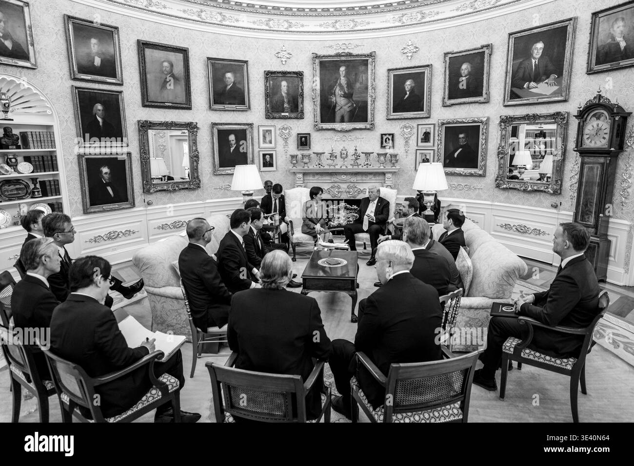 Präsident Donald J. Trump nimmt am Donnerstag, 19. März 2026, an einem bilateralen Treffen mit dem japanischen Premierminister Sanae Takaichi im Oval Office Teil. (Offizielles Foto Des Weißen Hauses ) Stockfoto