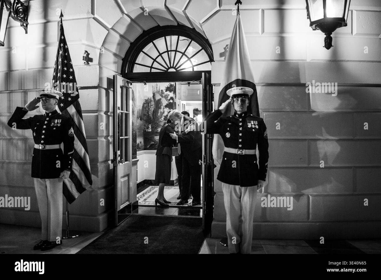 Präsident Donald J. Trump verabschiedet sich vom japanischen Premierminister Sanae Takaichi im Südportico des Weißen Hauses nach einem Abendessen im Staatssaal am Donnerstag, den 19. März 2026. (Offizielles Foto Des Weißen Hauses) Stockfoto