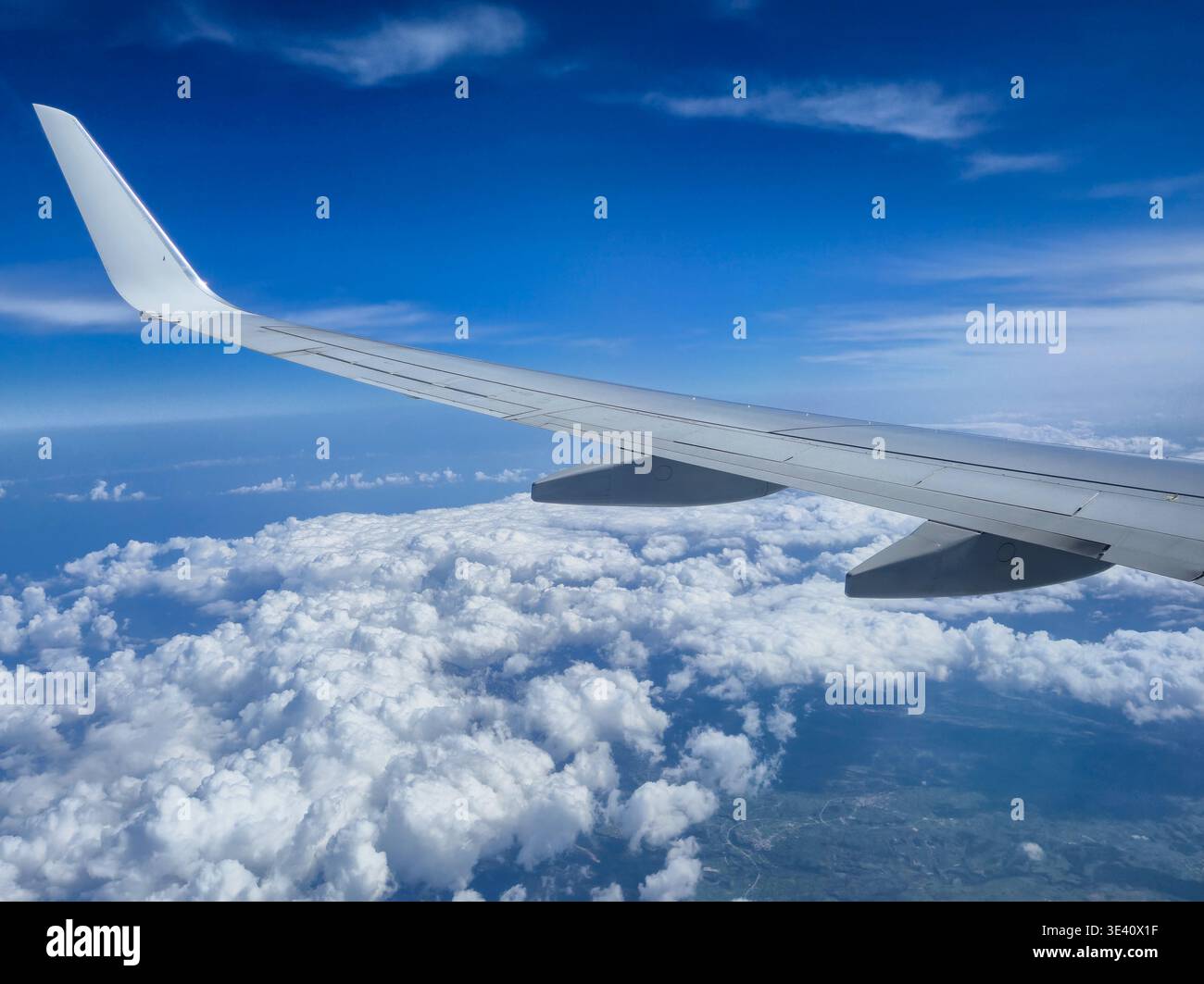 Ein wunderschöner Blick aus der Luft auf den Flügel einer Boeing 737-800 auf einem Flug von Stanstead, London nach Athen, Griechenland. Stockfoto