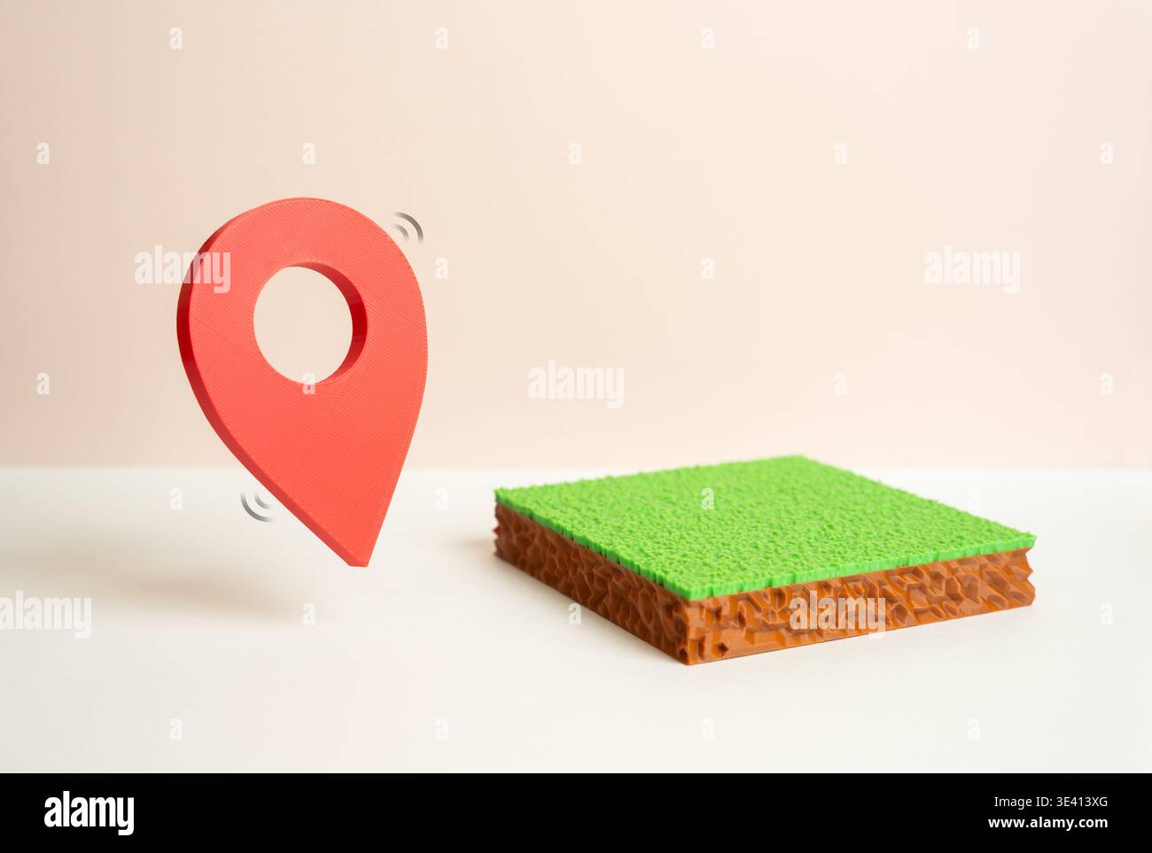 Ein Grundstück und ein rotes Geolokationssymbol. Abbildungsgrenzen, Vermessung. Landmessung und Geodaten unterstützen die Planung. Vermessungstechnologie Stockfoto